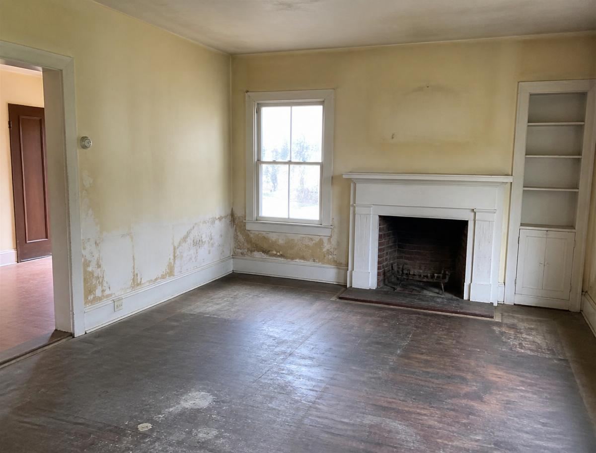 Living room with faded peeling paint before painting